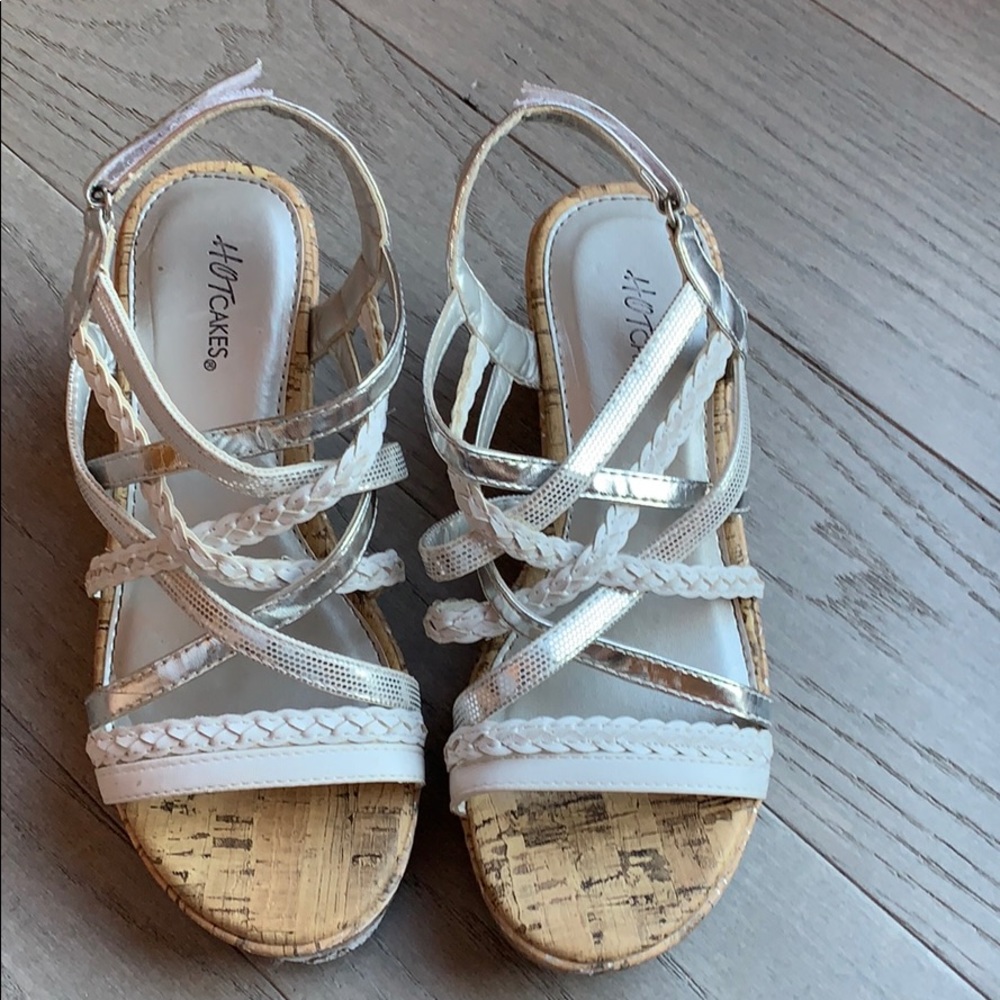 I am selling some hot cakes wedges!
